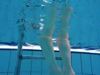 Simonna atrăgător rus adolescenta swims gol cu paros pasarica și bula fund