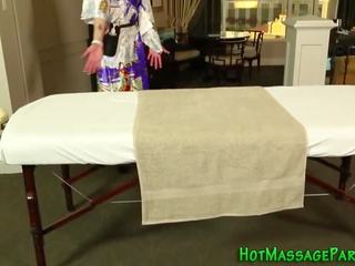 Extraordinary asiatique masseuse suce