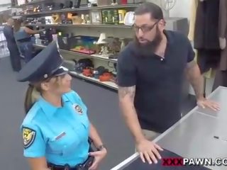 Moderate polisi officer hocks her gunslika