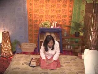 Bewitching jav ster shiori tsukada probeert een thais massage leading naar lots van onopzettelijk naaktheid als haar towel drops