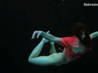 Oversexed בחורות לשחות עירום מתחת למים