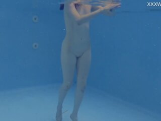เล็ก รัสเชีย marfa swims นู้ด ใน the สระว่ายน้ำ
