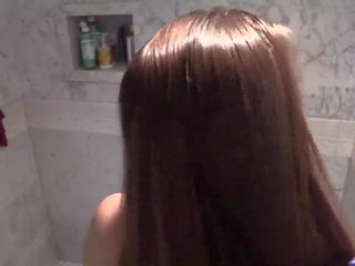 צעיר אישה washing א גדול טרי קטעי גמירות את של שלה שערה