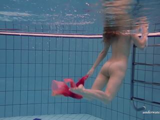 Schwimmen femme fatale total nackt und einsam im die schwimmbad