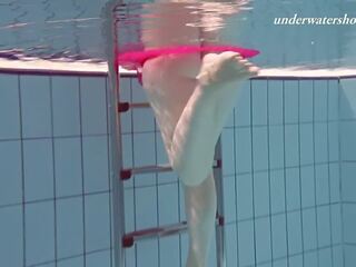 Sexiest eng zierlich teenager swims freely unter wasser