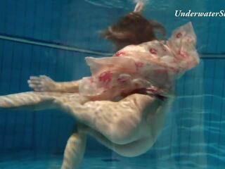 Russisch liebhaber edwiga swims nackt im die schwimmbad im russland