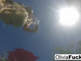 Olivia ha alcuni estate divertimento in il piscina