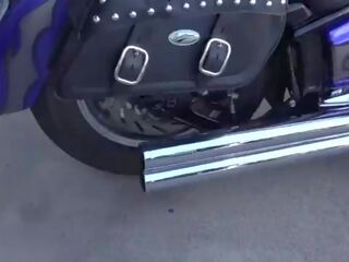 Σικ σε μακρύς δέρμα μπότες pumps και revs motorcycle