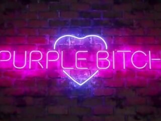Cosplays ung kvinnlig har först porr med en fläkt av purple tik