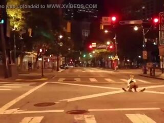 Clown prende manhood succhiato in in mezzo di il strada