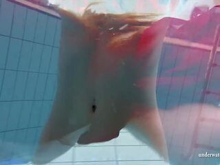 Oversexed babes bơi khỏa thân dưới nước