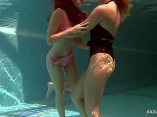 Olla oglaebina & irina russaka superb adolescență sub apa.
