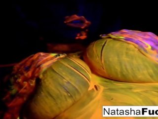 Pechugona natasha agradable brotes un diversión y encantador negra luz película