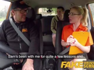 Falešný driving školní zkouška failure introduces na swell enticing blondýnka auto souložit