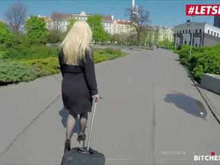 Letsdoeit - tenåring blond turist rir en massiv putz under henne tur