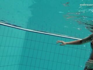 Nuoto piscina babes lesbo nuotata e spogliarello