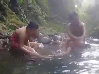Monada niñas teniendo bañera al aire libre, gratis sucio vídeo 6d