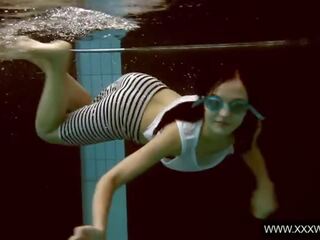 Vera ορείχαλκος υγρός και παθιασμένο σε ο κολυμπώντας πισίνα