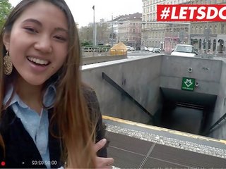 Letsdoeit - charlie dean selecciones hasta y asiática turista y comienza su squirting