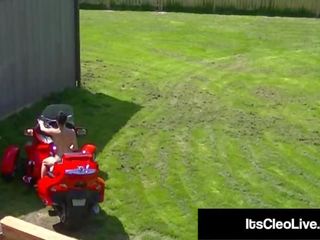 বন্য webcammer এর cleo বাহন একটি tractor & একটি ডিলদো!