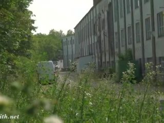 Il lair. jeny fabbro andando nudo in un abandoned fabbrica!