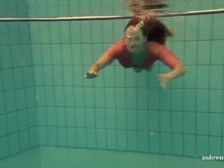 Silvie, une euro ado, showcasing son nage prowess