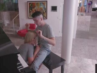 Randy padēls izpaužas māte līdz jāšanās viņam laikā viņa klavieres prakse pieaugušais filma videoklipi