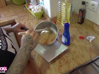 Aviva rochas - picante smashing noodle challenge