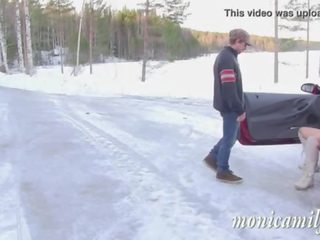 Monicamilf s xe hơi breakdown trong các norwegian mùa đông
