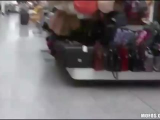 Tóc đỏ nghiệp dư gà con dải trong các mall