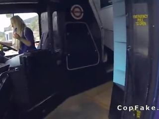 Falsificação policial anal fode loira em o autocarro em público