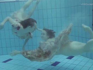 Две превъзходен космати красавици подводен