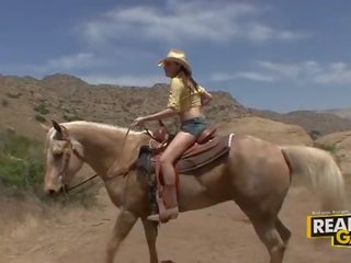 Smashing barna tini prostituált kisasszonyka kő szabadban cowboy stílus fasz