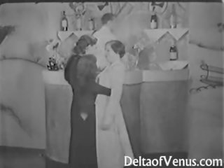 Vintaj seks filem daripada yang 1930s ffm / dua perempuan satu lelaki bertiga orang yang suka bertelanjang/ berbogel bar