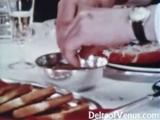 Вінтажний брудна кліп 1960s - волохата full-blown брюнетка - стіл для три
