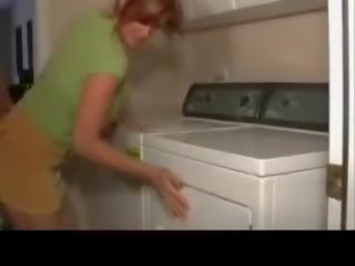 Baguhan inang kaakit-akit magkantot sa laundry makina