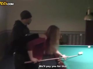 Concupiscent cameriera a billiards prende nudo e pompino