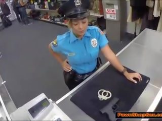 警察 军官 pawns 她的 枪 & 是 性交